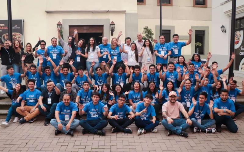 Jóvenes culminan con éxito el hackathon científico y tecnológico en Quetzaltenang