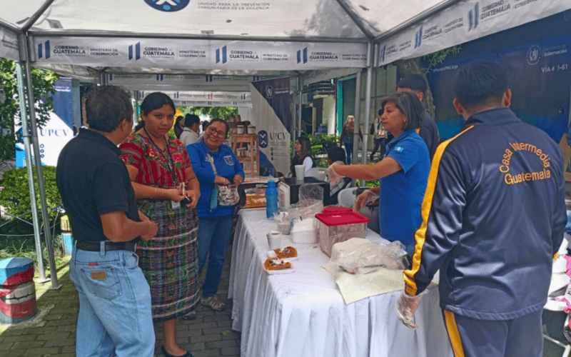 Los jóvenes de Casa Intermedia fueron invitados al bazar de la UPCV