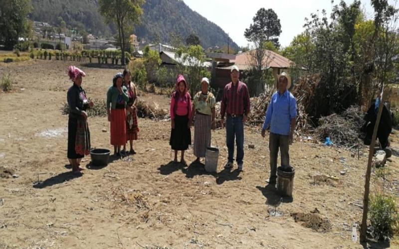 Agricultoras quetzaltecas aprenden a producir pilones de hortalizas