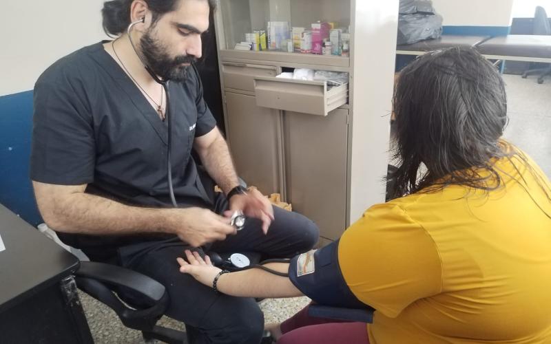 Nueve personas extranjeras son atendidas por Migración en el CAMIEX