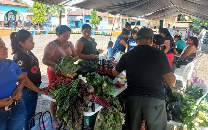 Consumidores de San Lorenzo, Suchitepéquez, beneficiados con Feria del Agricultor