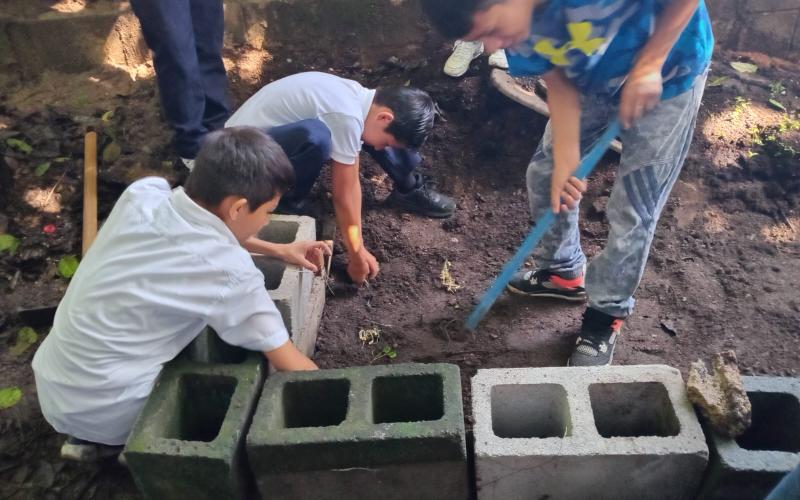 Estudiantes de El Progreso aprenden a cultivar sus alimentos