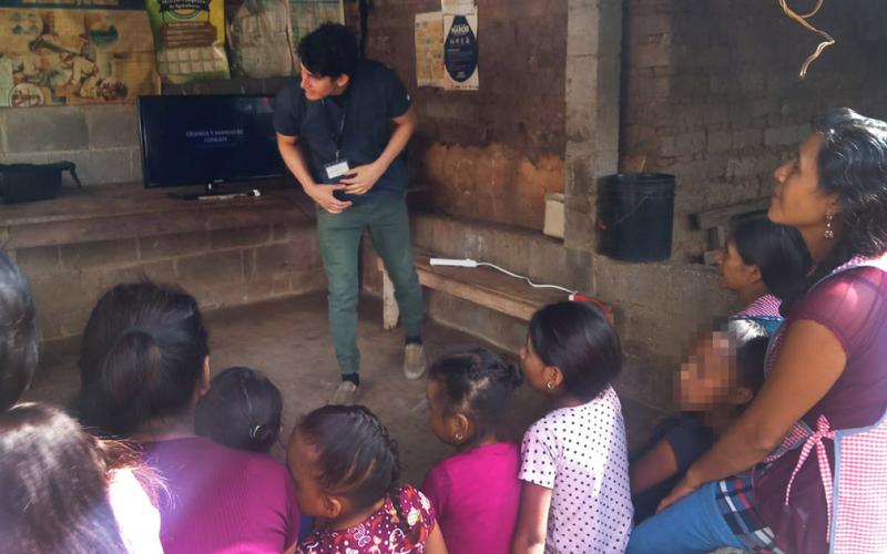 Familias jalapanecas aprenden a criar conejos para mejorar su economía