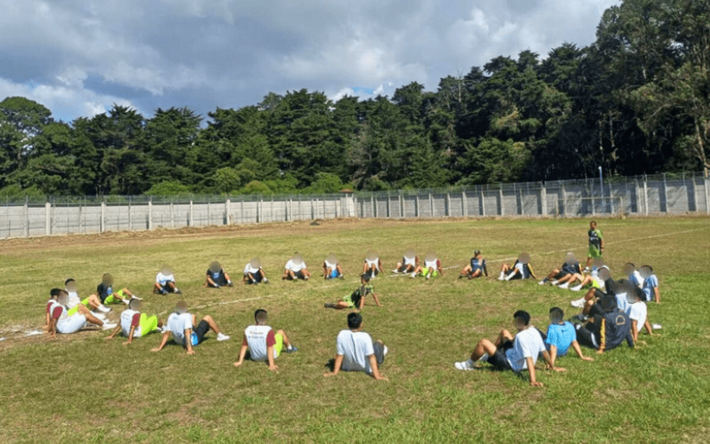 Los jóvenes de Casa Intermedia comenzaron los entrenamientos de futbol con el Club Tigrillos FC.