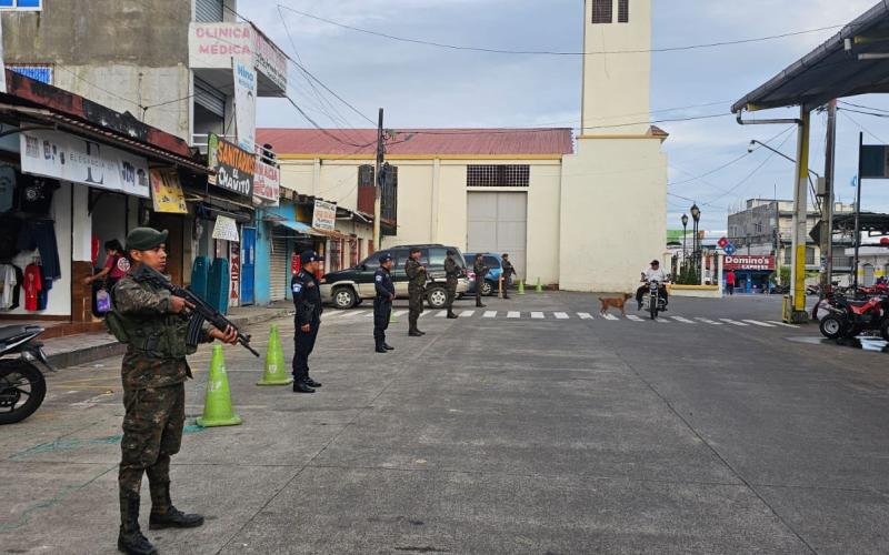 Ejército de Guatemala realiza operaciones que fortalecen la seguridad en Colomba Costa Cuca.