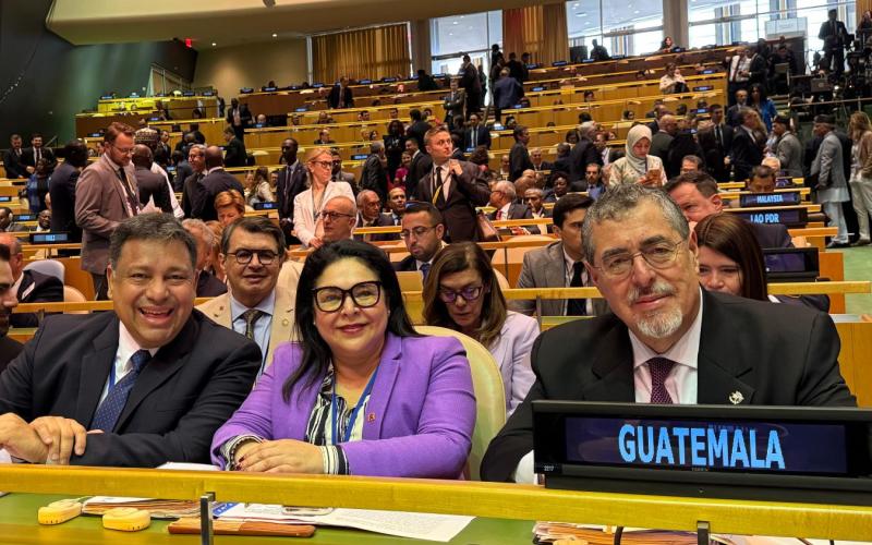 Secretario general de Planificación, Carlos Mendoza, junto al presidente Bernardo Arévalo en el pleno de la ONU. 