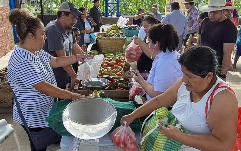 Vecinos acuden a Feria del Agricultor en San Miguel Petapa