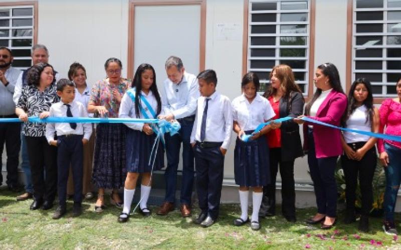 El Ministerio de Comunicaciones, Infraestructura y Vivienda (CIV), a través de la Unidad de Construcción de Edificios del Estado y Obra Pública (UCEE), inauguró recientemente en San Pedro Pinula, Jalapa, la instalación de dos (2) aulas prefabricadas de 130 mts.