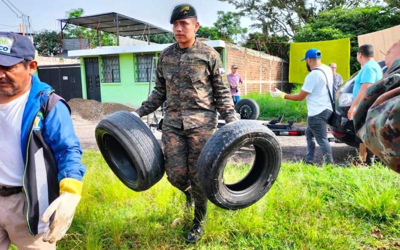 Ejército de Guatemala apoya acciones que tienen como objetivo evitar la propagación del dengue.