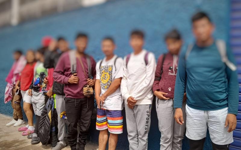 Migrantes extranjeros son atendidos en el CAMIEX