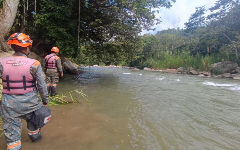 Brigada Humanitaria y de Rescate apoya la búsqueda de joven arrastrado por el río Matanzas.