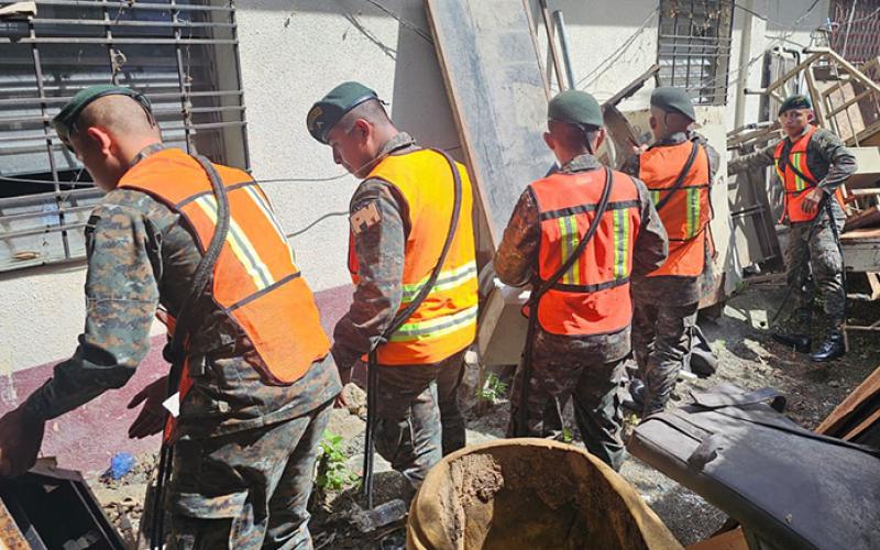 Ejército de Guatemala refuerza la lucha contra el dengue con jornadas de deschatarrización y abatización.