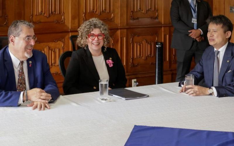 De izquierda a derecha se observa a Bernardo Arévalo, presidente de la República; Gabriela García, ministra de Economía y  Daren Tag, director general de la OMPI.