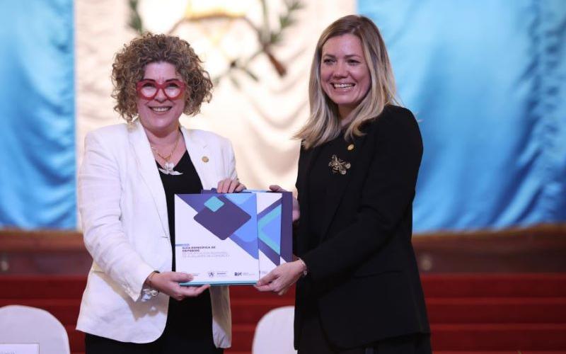 La ministra de Economía, Gabriela García (izq) acompañada de la viceministra de Asuntos Registrales, Valeria Prado expusieron sobre el contenido de los documentos.