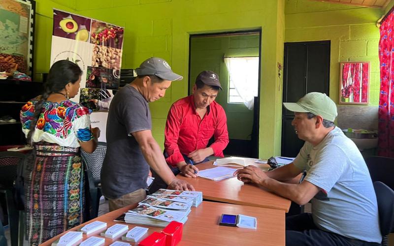 Brindan capacitan de comercialización en Santa Clara La Laguna, Sololá