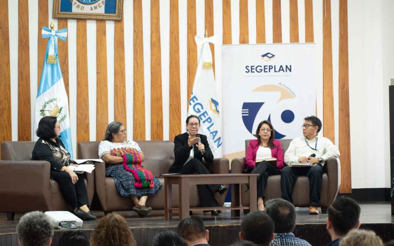Participantes en el conversatorio. 