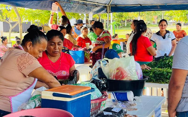 El Chal recibe a 27 productores locales en la Feria del Agricultor