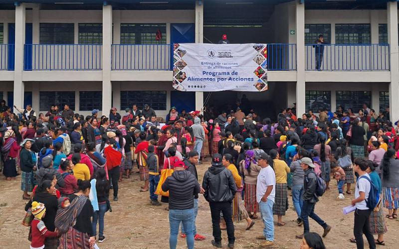 Entregan alimentos a familias a cambio de acciones comunitarias