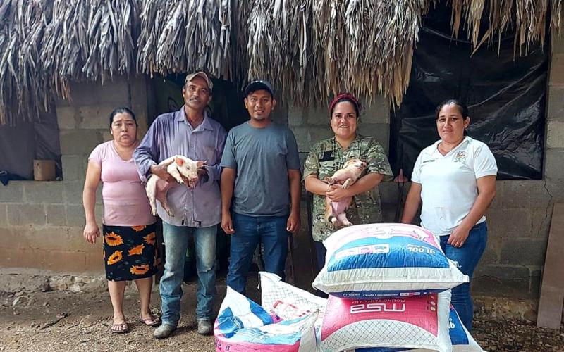Entregan lechones a comunidades de Petén