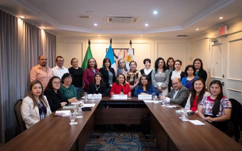 Especialistas y autoridades de SEGEPLAN con las expertas de México y Uruguay