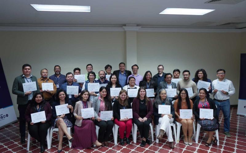 Especialistas que recibieron el curso, autoridades de SEGEPLAN e instructores.