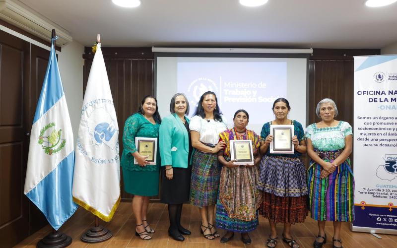 Ministra Miriam Roquel entregó reconocimientos a mujeres rurales por su labor como guardianas de la madre naturaleza y de la vida.
