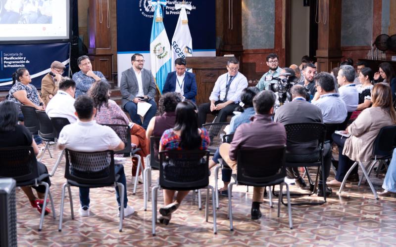 Diálogo sobre inteligencia artificial, con participación de directores y equipo especializado. 