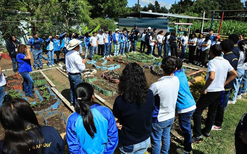 Jóvenes sembrando el futuro, agricultura familiar para alimentar el futuro