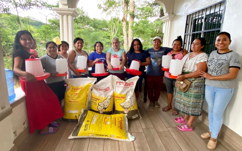 Mujeres aprenden el manejo de mini granjas de pollos de engorde