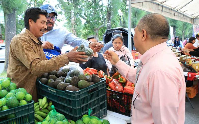 Vecinos de la zona 13 adquieren productos en Feria del Agricultor 