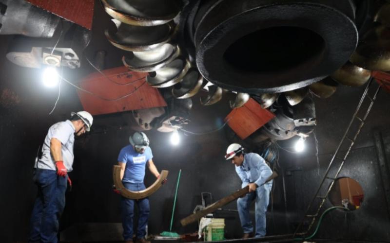 Personal técnico del INDE trabajó arduamente para reparar una falla técnica en la unidad generadora número 5 de la Hidroeléctrica Chixoy