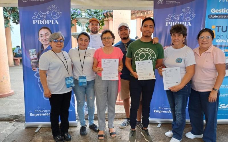 Emprendedores reciben reconocimiento en evento Luz Propia Retalhuleu