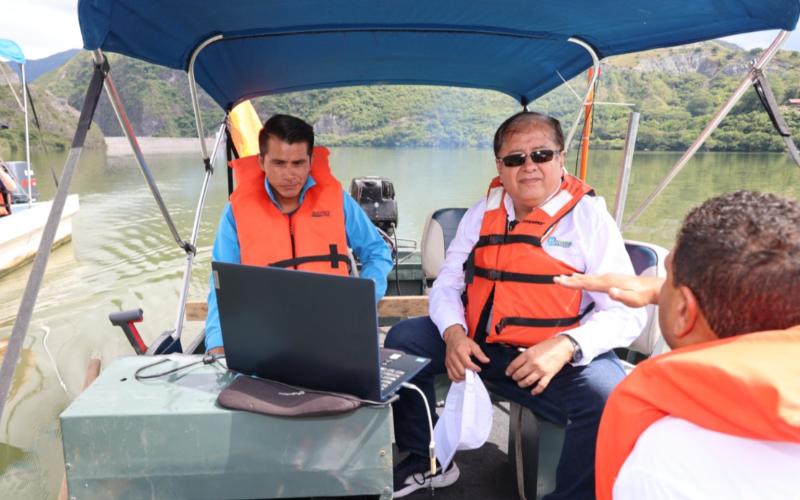 El ingeniero Víctor Hugo Ventura, Presidente del Consejo Directivo del INDE, supervisa la realización del estudio que se realiza en el embalse de la Hidroeléctrica Chixoy.