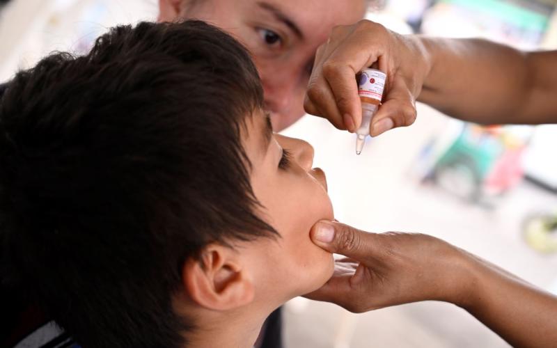 Niños de entre 2 y 5 años son vacunados en todo el país.