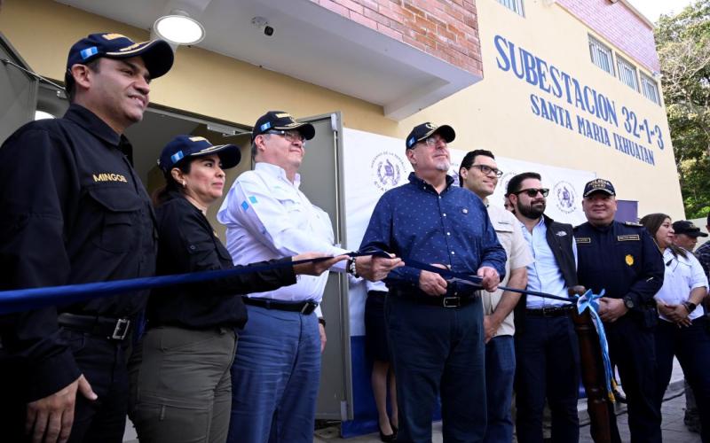 El  presidente Bernardo Arévalo   y el ministro de Gobernación, Francisco Jiménez, inauguran subestación policial en Santa María Ixhuatán, Santa 
