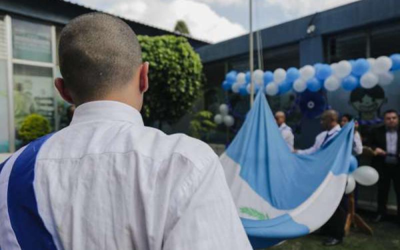En el último acto cívico, adolescentes de los centros juveniles de privación de libertad participaron en la izada de la bandera.