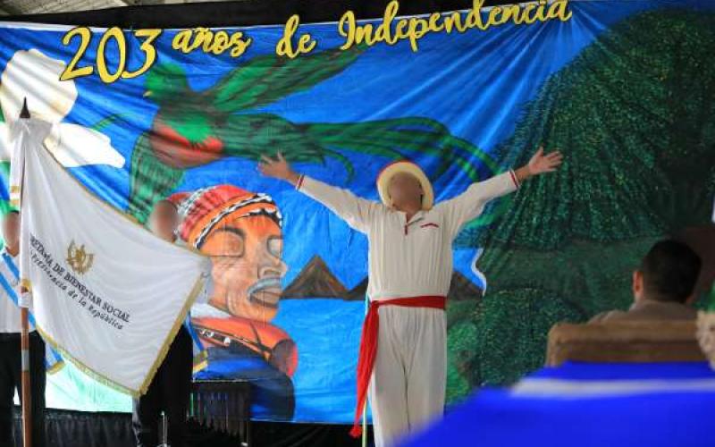 En el Centro Juvenil de Privación de Libertad para Varones -CEJUPLIV- Gaviotas se realizó una fiesta cívica para cerrar el mes patrio.