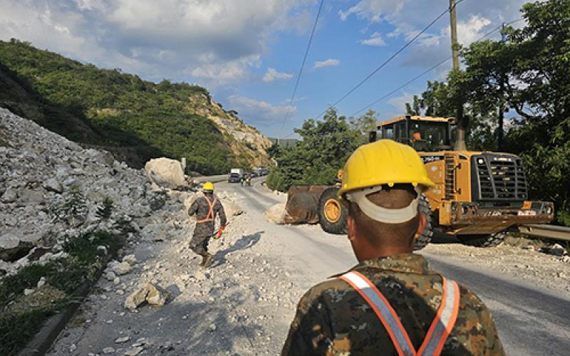 Cuerpo de Ingenieros del Ejército despeja tramo carretero en el km. 61 Ruta al Atlántico