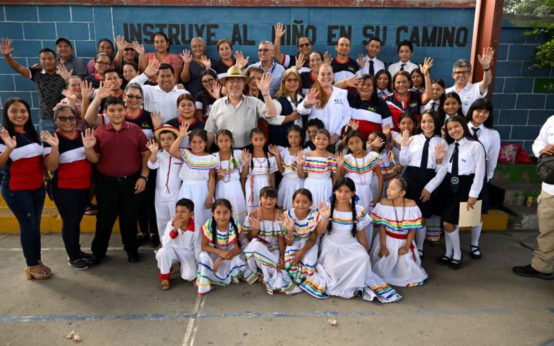 Este centro educativo, que atiende a más de 80 estudiantes de preprimaria a sexto grado, se restauró como parte de los esfuerzos gubernamentales por mejorar las condiciones de aprendizaje en el país.