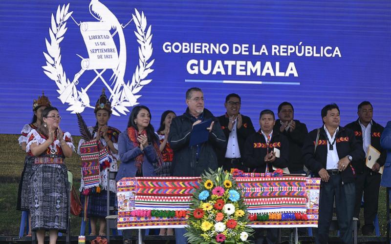 Gobierno y Autoridades Ancestrales firman agenda de trabajo para el desarrollo del pueblo K’iche’ de Santa Lucía Utatlán 