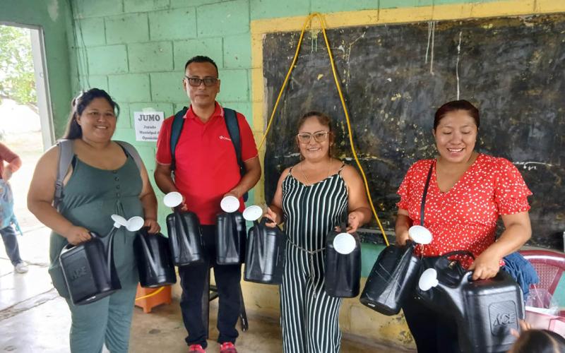 Entregan regaderas para huertos escolares de Escuintla