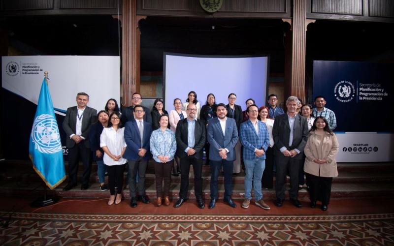 Autoridades institucionales y grupo de profesionales que aprobó el curso de Demografía. 