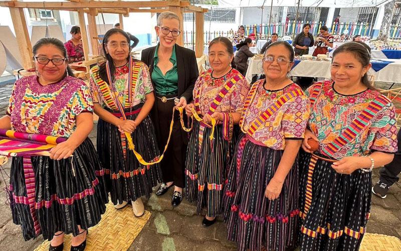 Viceministra Ugalde comparte con emprendedoras quetzaltecas