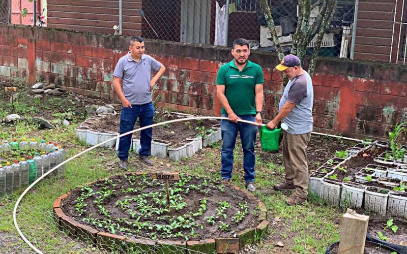 Fortalecen capacidades en la producción de alimentos de centros educativos