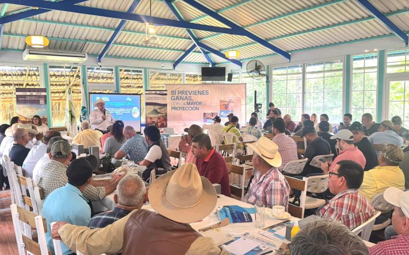 Ganaderos se capacitan para prevenir la propagación del Gusano Barrenador del Ganado 