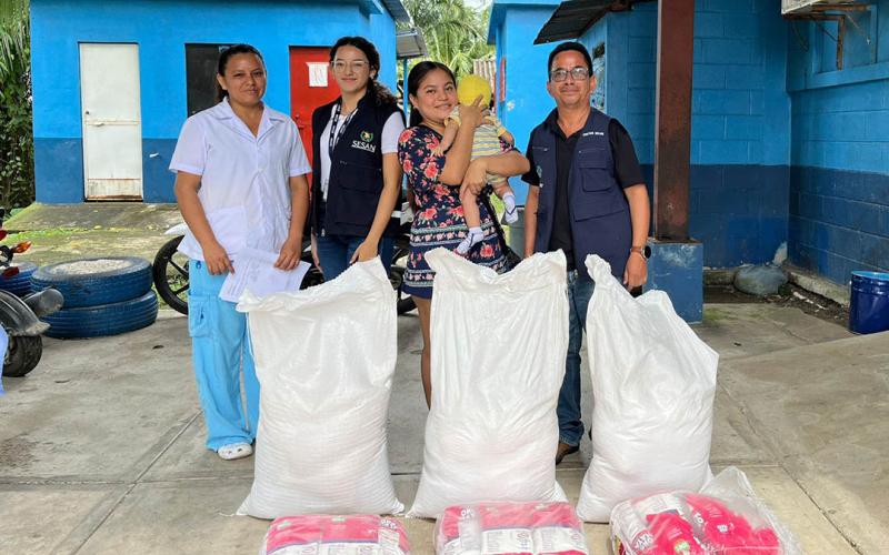 La entrega de raciones de alimentos combate la desnutrición aguda