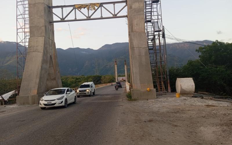 Refuerzan torres de concreto en puente Motagua