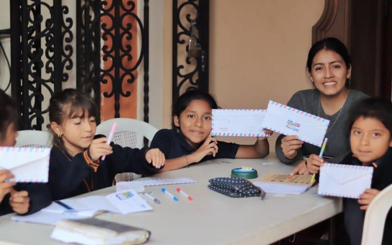 Jóvenes aprenden en el taller “Mi primera carta”