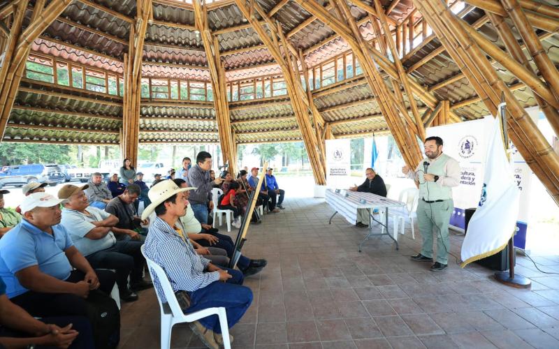 Entregan equipos para la conservación de suelos y agua en cuencas hidrográficas del país