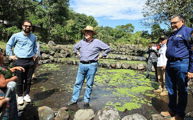 Agricultoras reciben Bono Campesino de manos del presidente Arévalo y el ministro Estrada